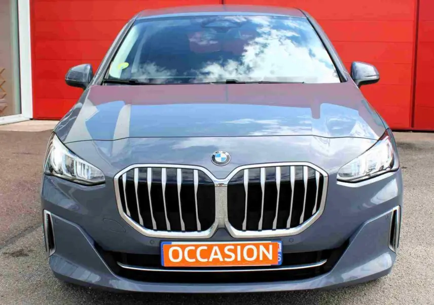 Vue avant d'une BMW Série 2 Active Tourer grise avec calandre chromée et plaque "OCCASION" orange.