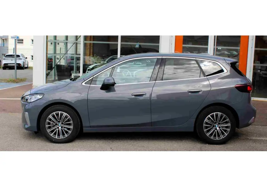 BMW Série 2 Active Tourer gris vue de profil côté gauche, avec jantes alliage 17 pouces et vitres teintées.