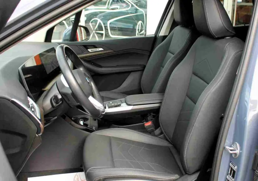 Intérieur avant droit d’une BMW Série 2 Active Tourer gris, sièges en similicuir noir avec coutures contrastées.