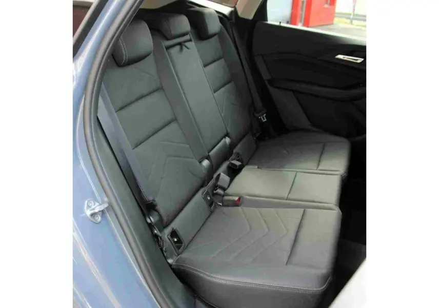 Vue intérieure côté gauche sur la banquette arrière en similicuir noir perforé de la BMW Série 2 Active Tourer gris.