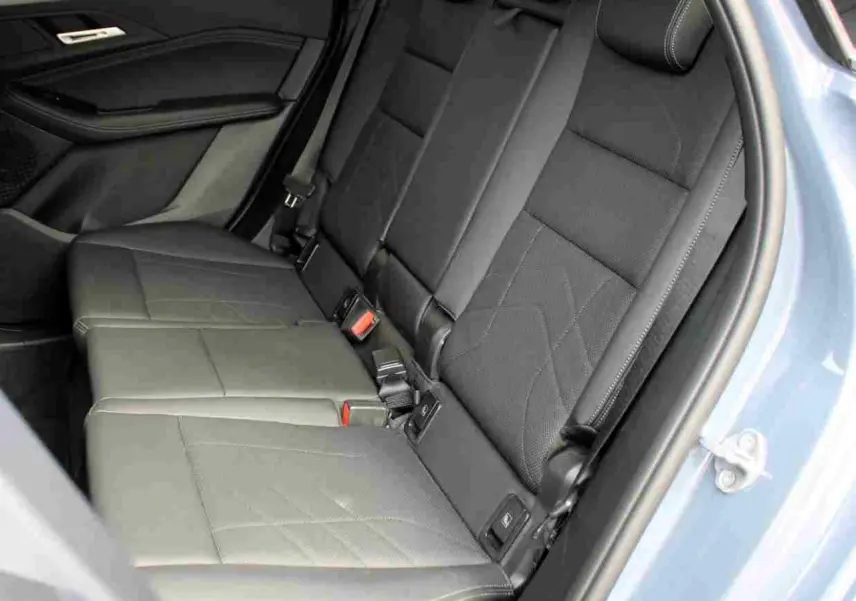 Vue intérieure côté gauche des sièges arrière en similicuir noir perforé d'une BMW Série 2 Active Tourer gris clair.