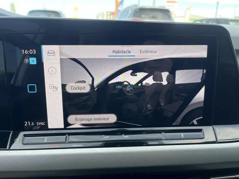 Affichage de l'écran tactile montrant l'intérieur côté gauche d'une Volkswagen Golf 1.5 eTSI Reflet d'Argent avec sièges et volant visibles