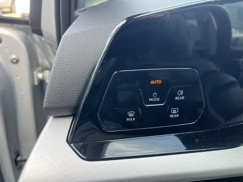 Gros plan sur les commandes d'éclairage et désembuage à gauche du volant dans une Volkswagen Golf Reflet d'Argent.