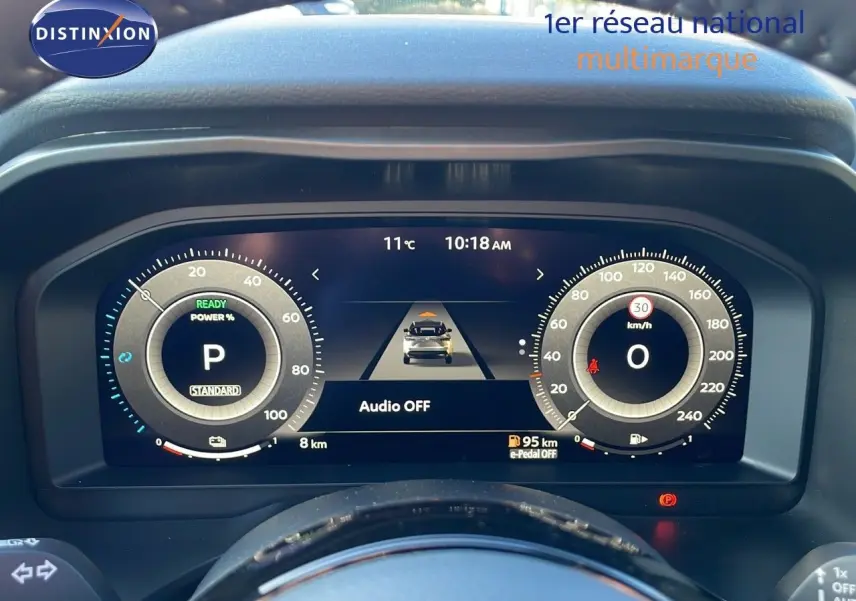 Tableau de bord numérique du Nissan Qashqai 2025 affichant la vitesse, la température et l'autonomie, vue de face.