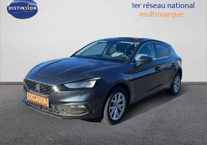 SEAT Leon 2025 gris magnétique métal vue 3/4 avant droit avec phares LED et jantes alliage.