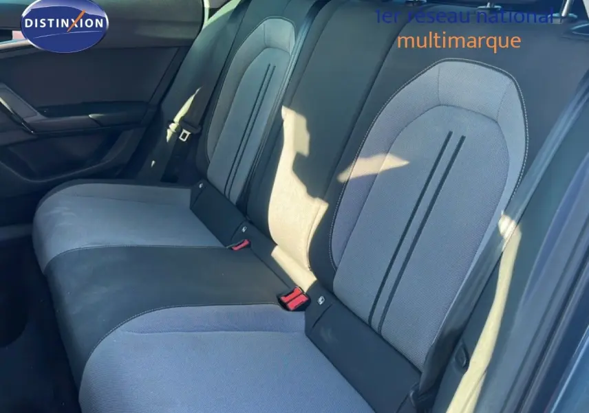 Vue intérieure sur les sièges arrière en tissu gris clair et foncé d'une SEAT Leon 2025, version Style 25 Anniversaire.