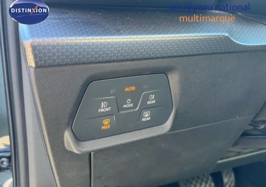 Panneau de commandes d’éclairage intérieur en gros plan sur la portière côté gauche d’une SEAT Leon gris magnétique.