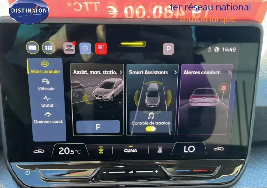 Écran tactile central du tableau de bord de la SEAT LEON 2025 gris magnétique, affichant les aides à la conduite.