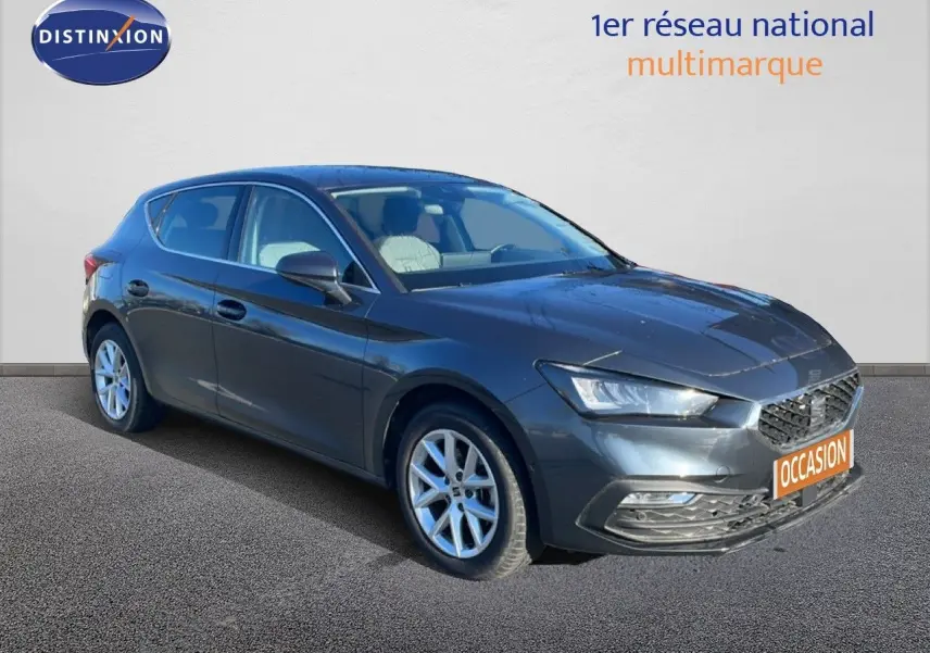 Vue 3/4 avant d'une SEAT Leon 2025 gris magnétique métal avec jantes alliage et calandre distinctive.