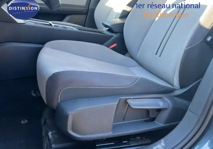 Détail du siège avant droit gris clair et foncé de la SEAT LEON 2025 version 1.5 TSI 115CH DSG STYLE 25 ANNIVERSAIRE.