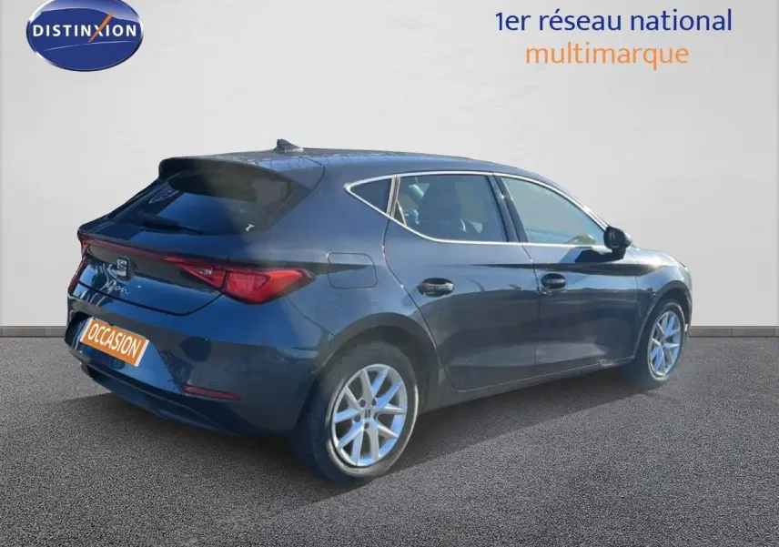 Vue 3/4 arrière droite d'une SEAT Leon gris magnétique métal 2025 avec feux LED et jantes alliage.