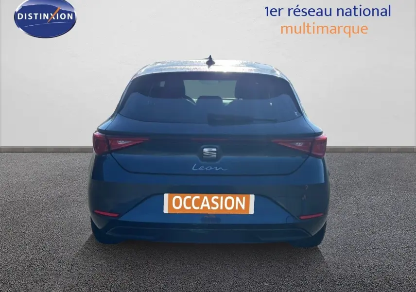 Vue arrière d'une SEAT Leon gris magnétique métal 2025, mettant en valeur ses feux LED et son design épuré.