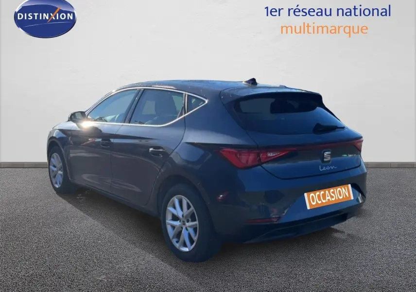 Vue 3/4 arrière droite d'une SEAT Leon gris magnétique métal 2025, avec feux arrière LED et jantes alliage.