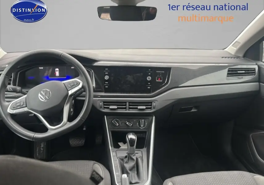 Intérieur avant de la Volkswagen Polo gris cendre, tableau de bord avec volant cuir multifonction et écran tactile central.