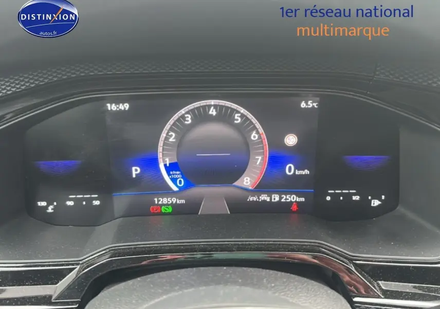 Vue rapprochée du tableau de bord numérique de la Volkswagen Polo gris cendre, affichant le compte-tours et la vitesse à 0 km/h.