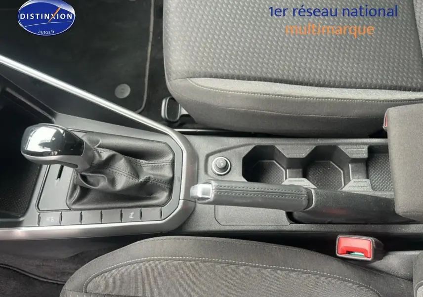 Vue de dessus de la console centrale grise cendre de la Volkswagen Polo 2025 avec levier de vitesse automatique et frein à main.