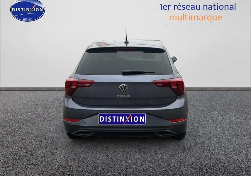 Vue arrière d'une Volkswagen Polo gris cendre 2025 avec feux arrière LED et lunette arrière surteintée.