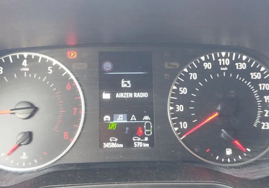 Tableau de bord de Renault Clio 1.0 SCe 65ch Evolution 2022 montrant compte-tours, vitesse, écran central et témoins lumineux.