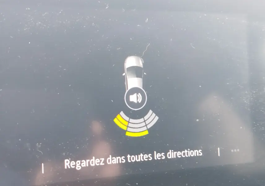 Affichage intérieur du système d'aide au stationnement d'une Renault Clio 2022, vue de dessus du véhicule gris sur écran noir.