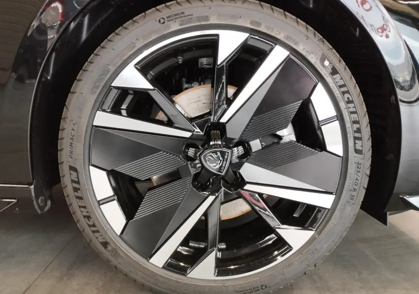 Gros plan sur la jante alliage 18 pouces bi-tons noir et argent du Peugeot 308 noir métal, avec logo Peugeot central.