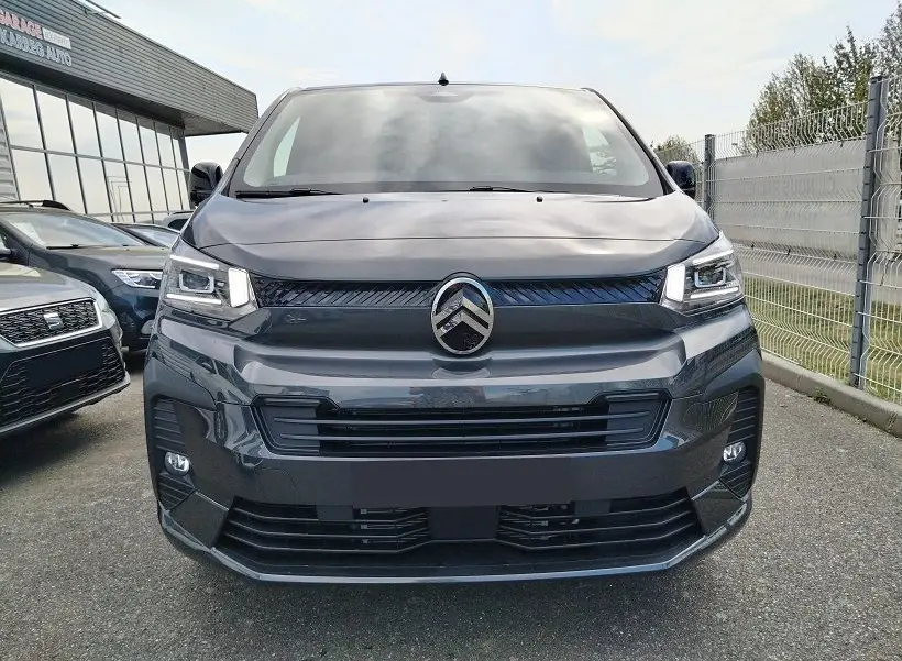 Vue de face d'un Citroën Jumpy Cabine Approfondie gris titane avec calandre noire et feux LED allumés.
