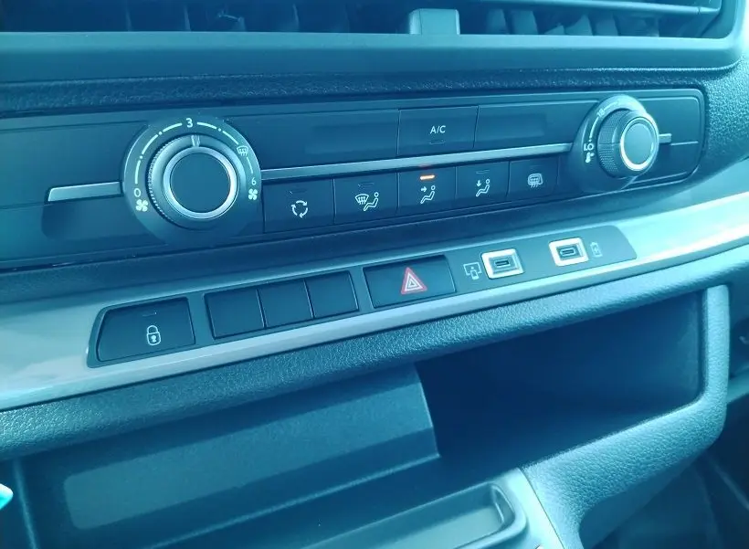 Vue rapprochée de la console centrale du Citroën Jumpy Cabine Approfondie 2025 gris titane, avec commandes climatisation et ports USB.