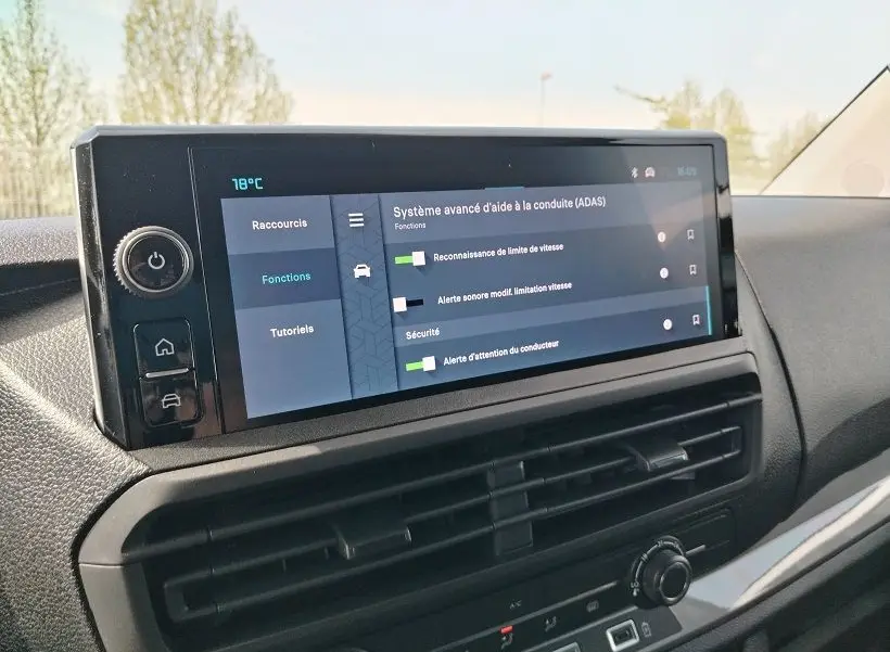 Écran tactile du système d’aide à la conduite dans l’habitacle du Citroën Jumpy Cabine Approfondie gris titane, vue de face.
