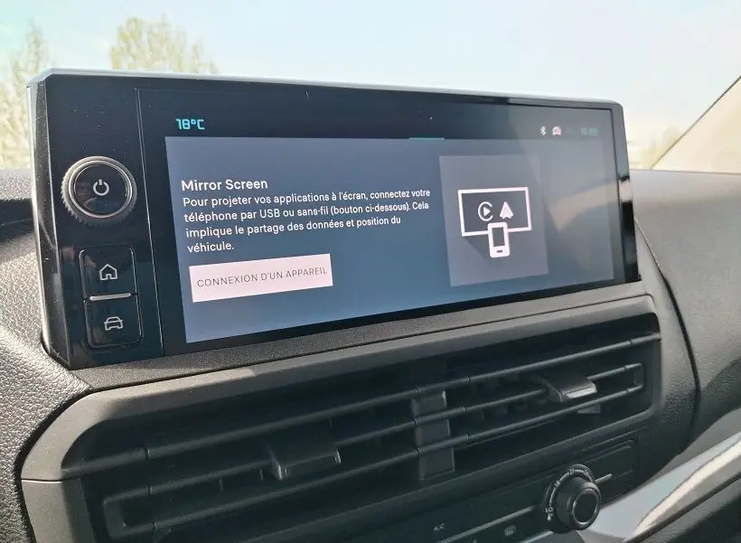 Écran tactile central du tableau de bord du Citroën Jumpy Cabine Approfondie 2025, affichant la fonction Mirror Screen.