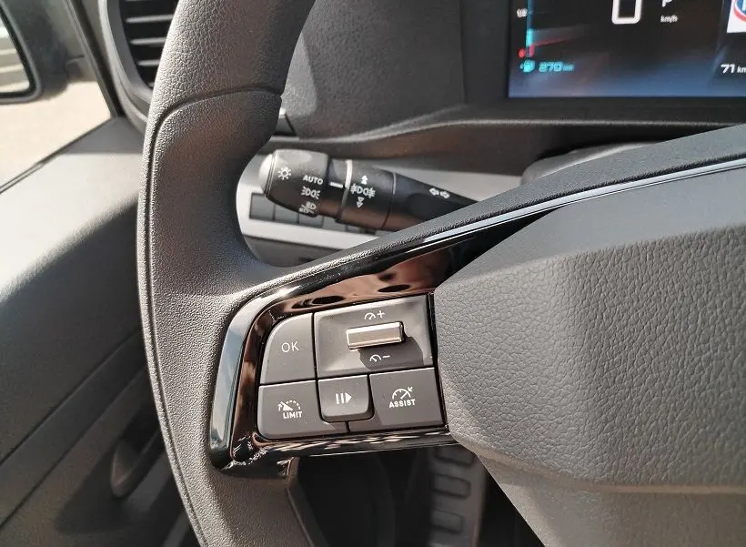 Gros plan sur le volant gris titane du Citroën Jumpy Cabine Approfondie avec commandes multifonctions et tableau de bord numérique.