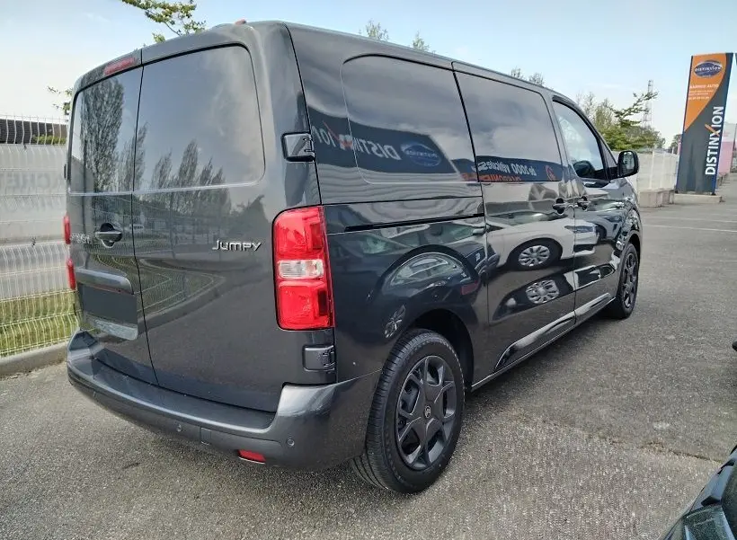 Vue 3/4 arrière droite du Citroën Jumpy Cabine Approfondie gris titane avec portes latérales coulissantes et roues tôlées noires.