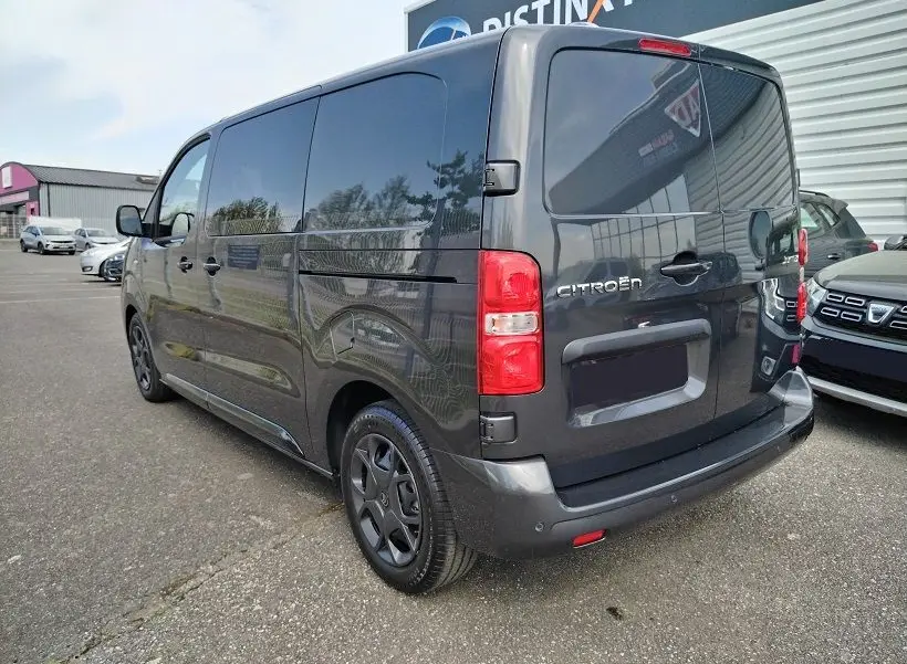 Vue 3/4 arrière droite d'un Citroën Jumpy Cabine Approfondie gris titane avec portes latérales coulissantes et roues tôlées noires 17 pouces.