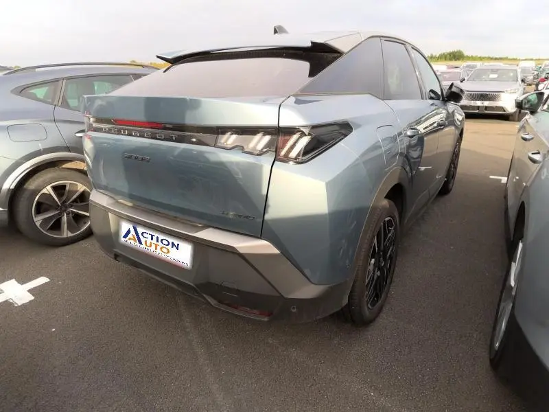 Vue 3/4 arrière droite d’un Peugeot 3008 Hybrid bleu Ingaro avec feux arrière LED et jantes noires.