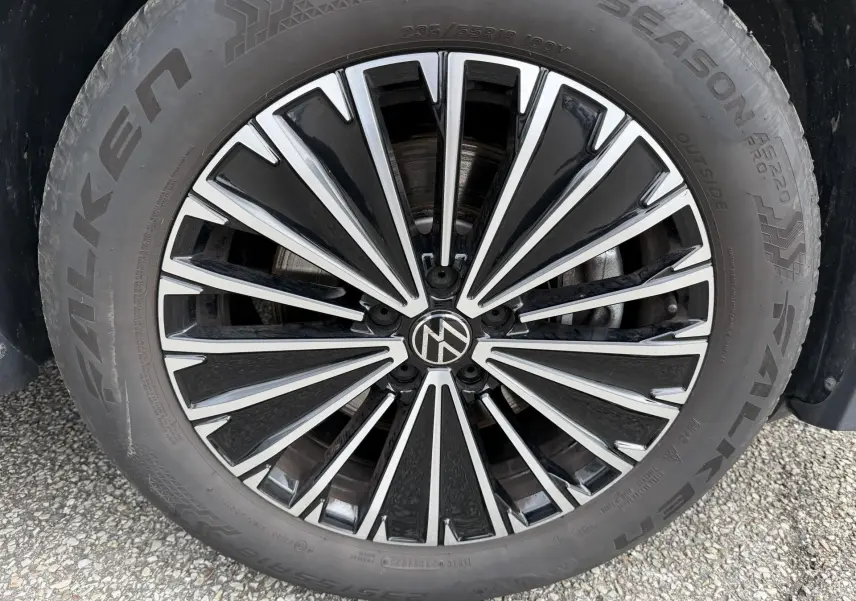 Gros plan sur la jante noire et argentée du Volkswagen Tiguan 2025 avec pneu Falken All Season.
