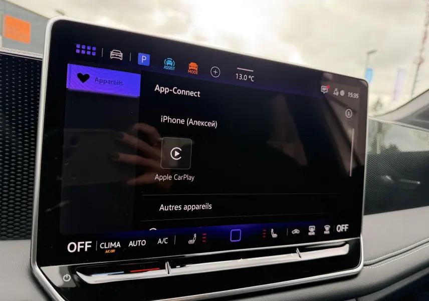 Écran tactile 12,9 pouces du Volkswagen Tiguan 2025 affichant Apple CarPlay, vue intérieure côté droit.