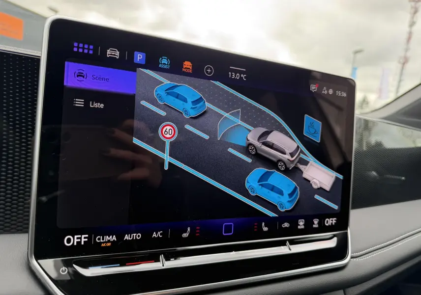 Vue intérieure sur l'écran tactile du tableau de bord du Volkswagen Tiguan 2025 affichant l'assistance au maintien de voie.