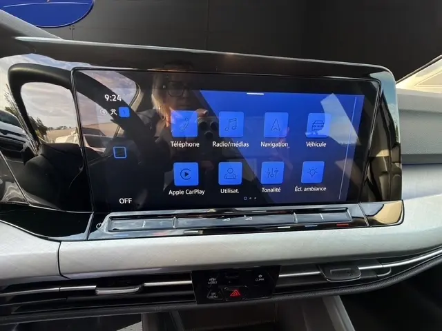 Vue rapprochée de l’écran tactile central du tableau de bord de la Volkswagen Golf 2023, affichage des options multimédias.