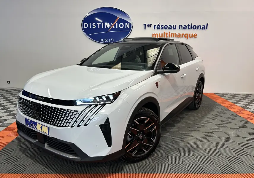 Peugeot 3008 Hybrid blanc Okenite vue 3/4 avant droit avec toit noir et jantes biton dans showroom.