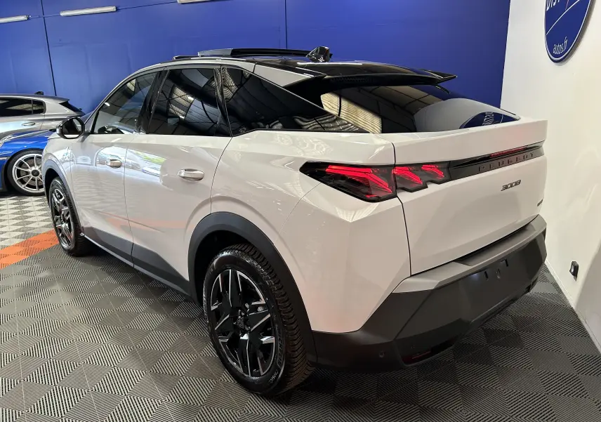 Vue 3/4 arrière droite du Peugeot 3008 blanc Okenite avec toit noir et feux arrière LED distinctifs.