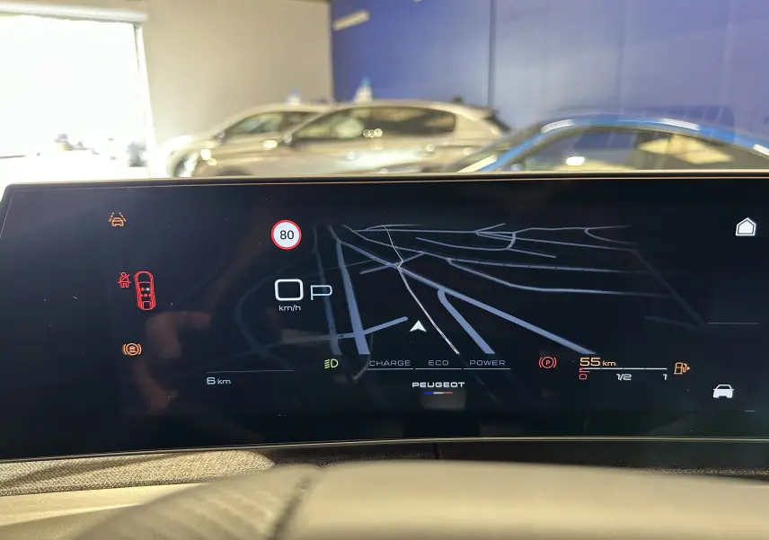 Vue intérieure du tableau de bord numérique du Peugeot 3008 blanc, affichant la navigation et les informations de conduite.