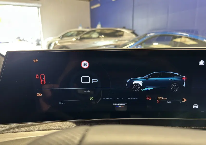 Tableau de bord numérique du Peugeot 3008 blanc, affichant la vitesse à 0 km/h et l'icône de limite à 80 km/h.