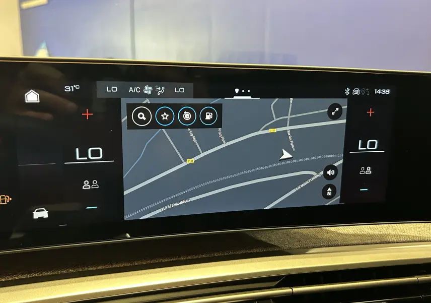 Écran tactile central du Peugeot 3008 Hybrid 2026 affichant la navigation GPS et les commandes climatisation.