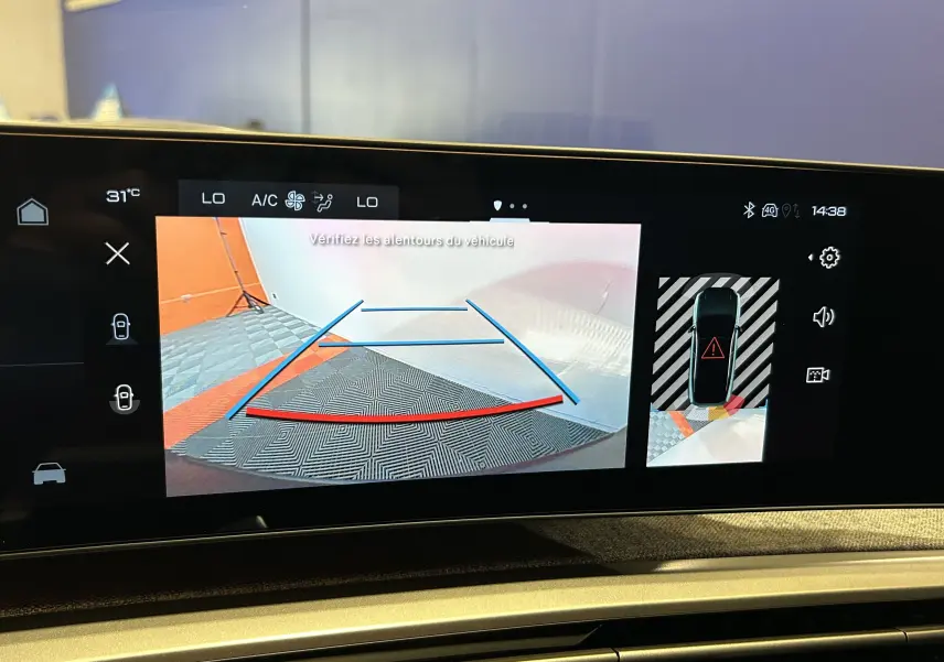 Écran intérieur du Peugeot 3008 III Hybrid blanc montrant la caméra de recul avec guidage et vue 360° du véhicule.
