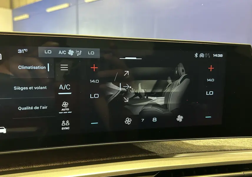 Peugeot 3008 blanc Okenite vu de trois quarts avant en intérieur d'atelier avec éclairage neutre.