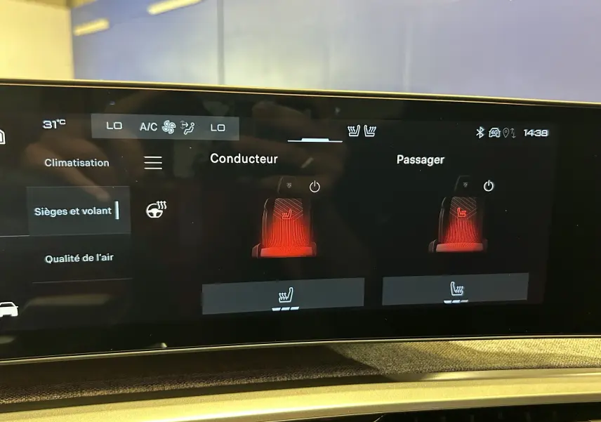 Vue rapprochée de l'écran tactile intérieur du Peugeot 3008 Hybrid blanc, affichant le réglage des sièges chauffants conducteur et passager.