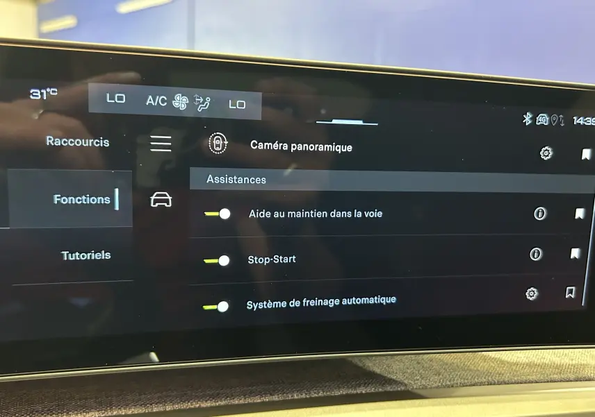 Écran tactile intérieur du Peugeot 3008 Hybrid blanc, affichant les options d'assistance à la conduite.