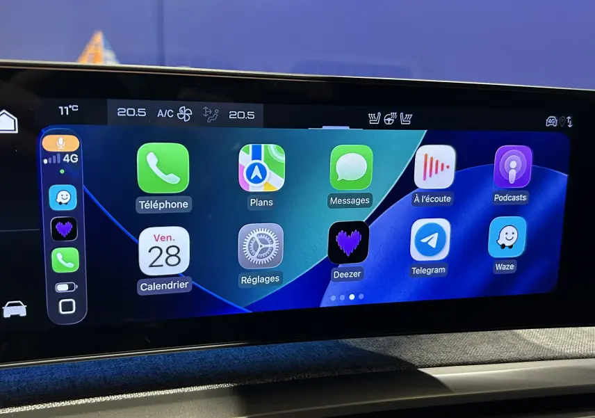 Écran tactile intérieur du Peugeot 3008 Hybrid 2026 affichant Apple CarPlay avec applications de navigation et communication.