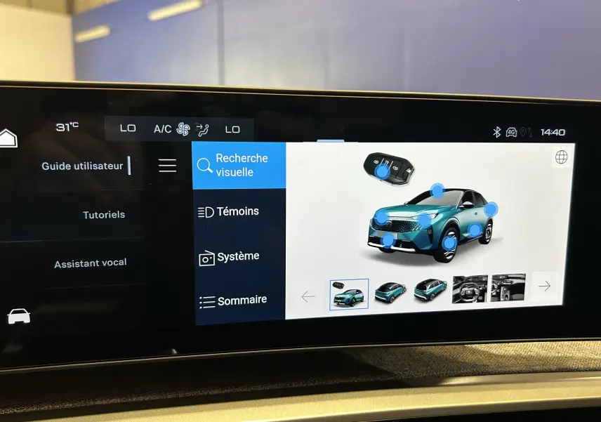 Écran tactile intérieur montrant une interface d’aide visuelle avec une voiture Peugeot 3008 vue de face en bleu.