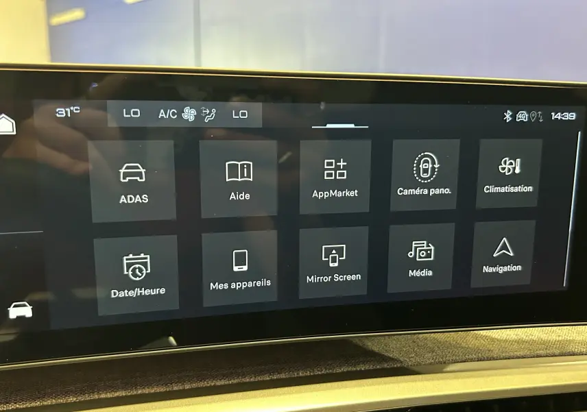 Écran tactile central du Peugeot 3008 Hybrid 2026 affichant les menus ADAS, Aide, AppMarket, Caméra pano, Climatisation, et Navigation.