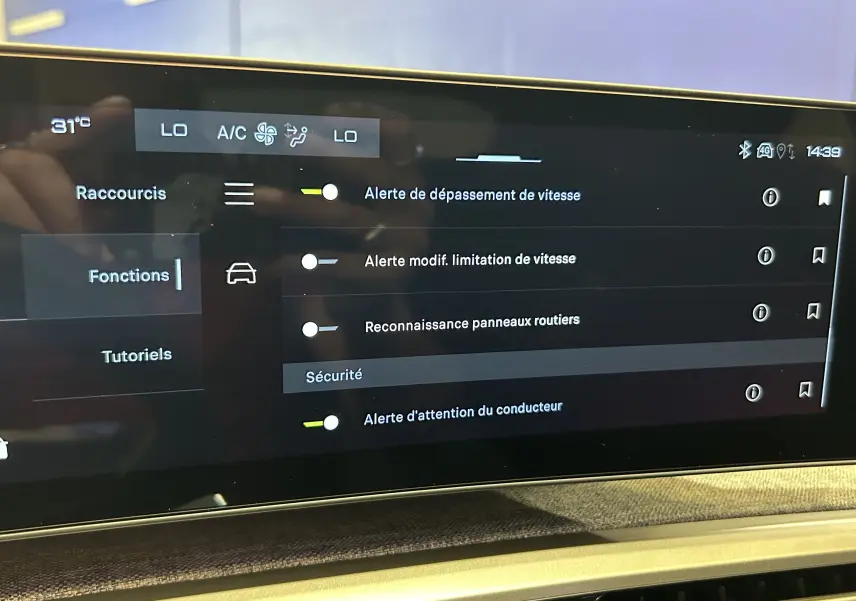 Écran tactile intérieur du Peugeot 3008 Hybrid 2026 affichant les réglages d’alertes de sécurité.