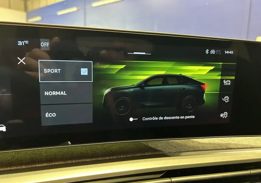Affichage intérieur montrant un profil latéral noir du Peugeot 3008 Hybrid sur écran tactile avec mode Sport sélectionné.